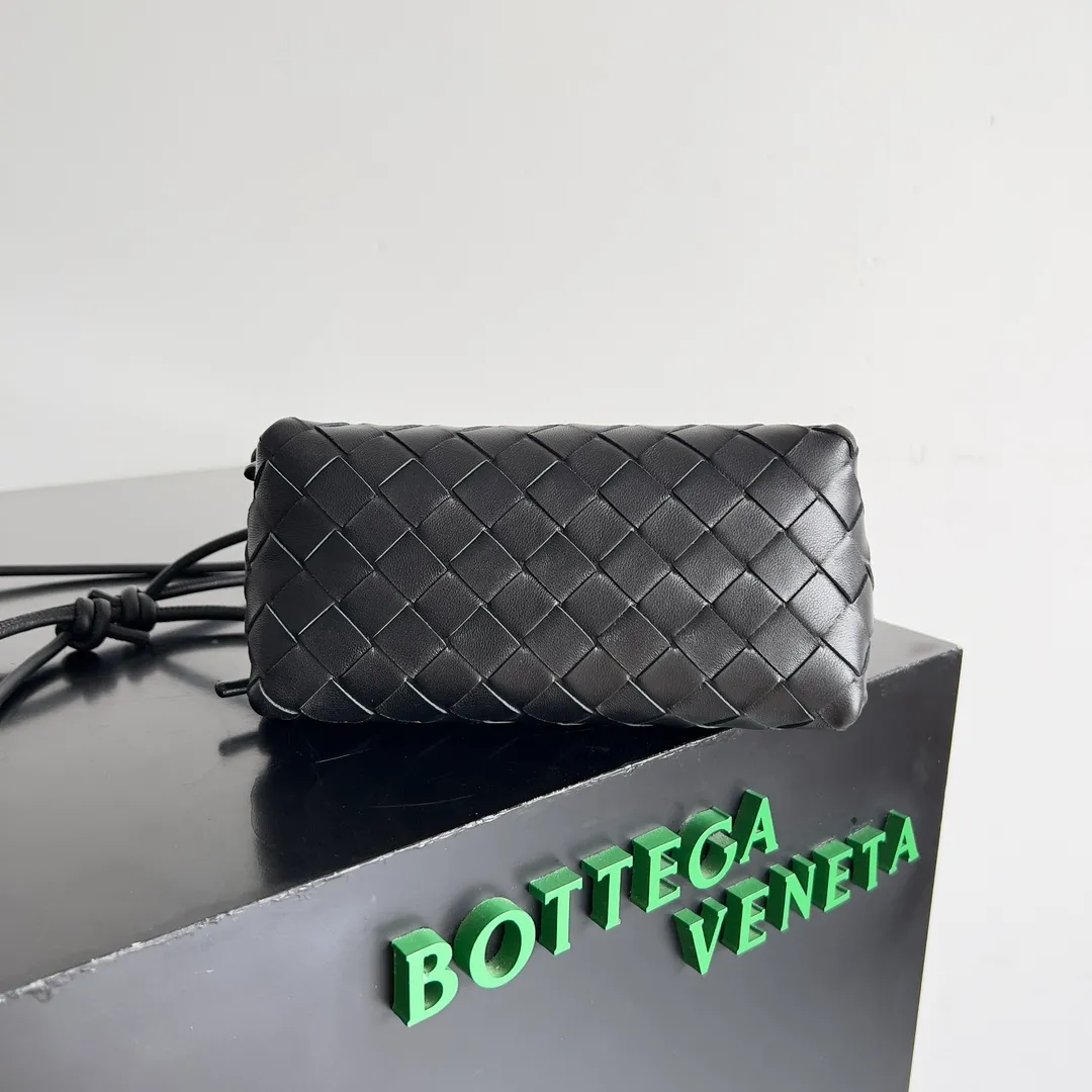 Batch 1260 BV new mini bag ceiling Bottegaveneta new Concert Pouch bag is small and has a large capacity. It can hold a Pro max mobile phone. The shoulder strap is adjustable for cross-body carry. It is very cost-effective when carried on one shoulder. The latest small bag in autumn has a lot of capacity. It can hold 4 short clips. I also tried it and it can hold one of my fists. It is cute, the capacity is touching and the length of the shoulder strap is adjustable for daily commuting. Full score 10 #bv woven bag Style number: 794258 Size: 18.5*11.5*8.5cm